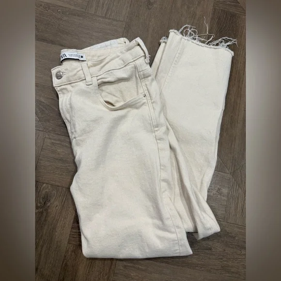 Zara Stylish Cream Jeans for Women - Picture 2 of 4